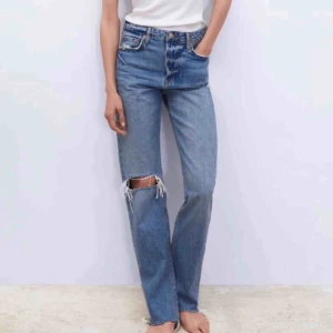 Zara jeans - snygga jeans från ZARA som är för stora för mig. Har använt de ett par gånger men insett att de inte passar. De säljs inte längre! Nypris 600kr (om jag minns rätt)  Budgivning pågår