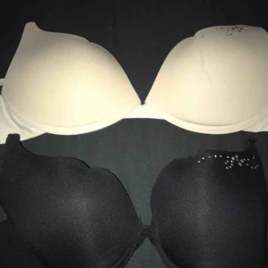  - Sååå fina bh-ar en svart och en likadan fast beige 