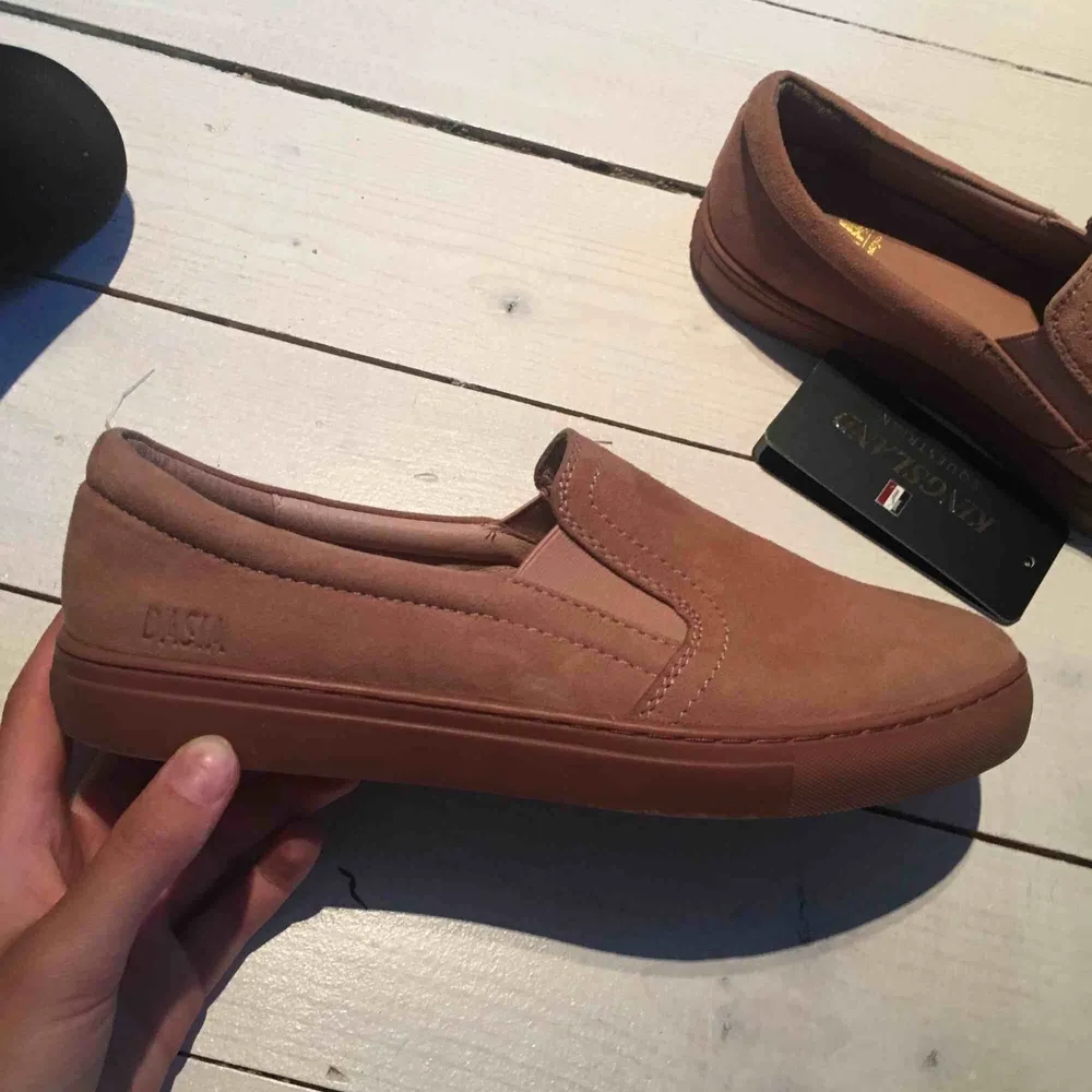 Superfina rosa slip-ons från Dasia, färgen som på andra bilden (inte så ljusa som på första). Använda typ 3 gånger så helt nyskick. Storlek 39, köpte för 900 kr. . Skor.