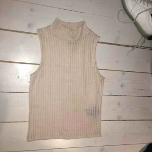  - Ljusrosa ribbad polotopp från HM. Aldrig använt. Nypris ca 200