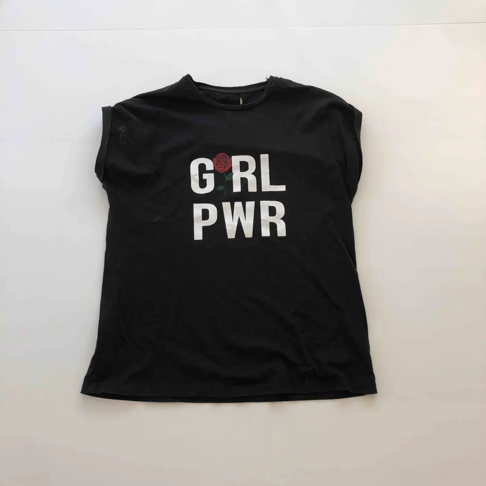 Snygg girlpower T-shirt från NAKD Priset är inklusive frakt. T-shirts.
