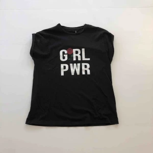  - Snygg girlpower T-shirt från NAKD Priset är inklusive frakt