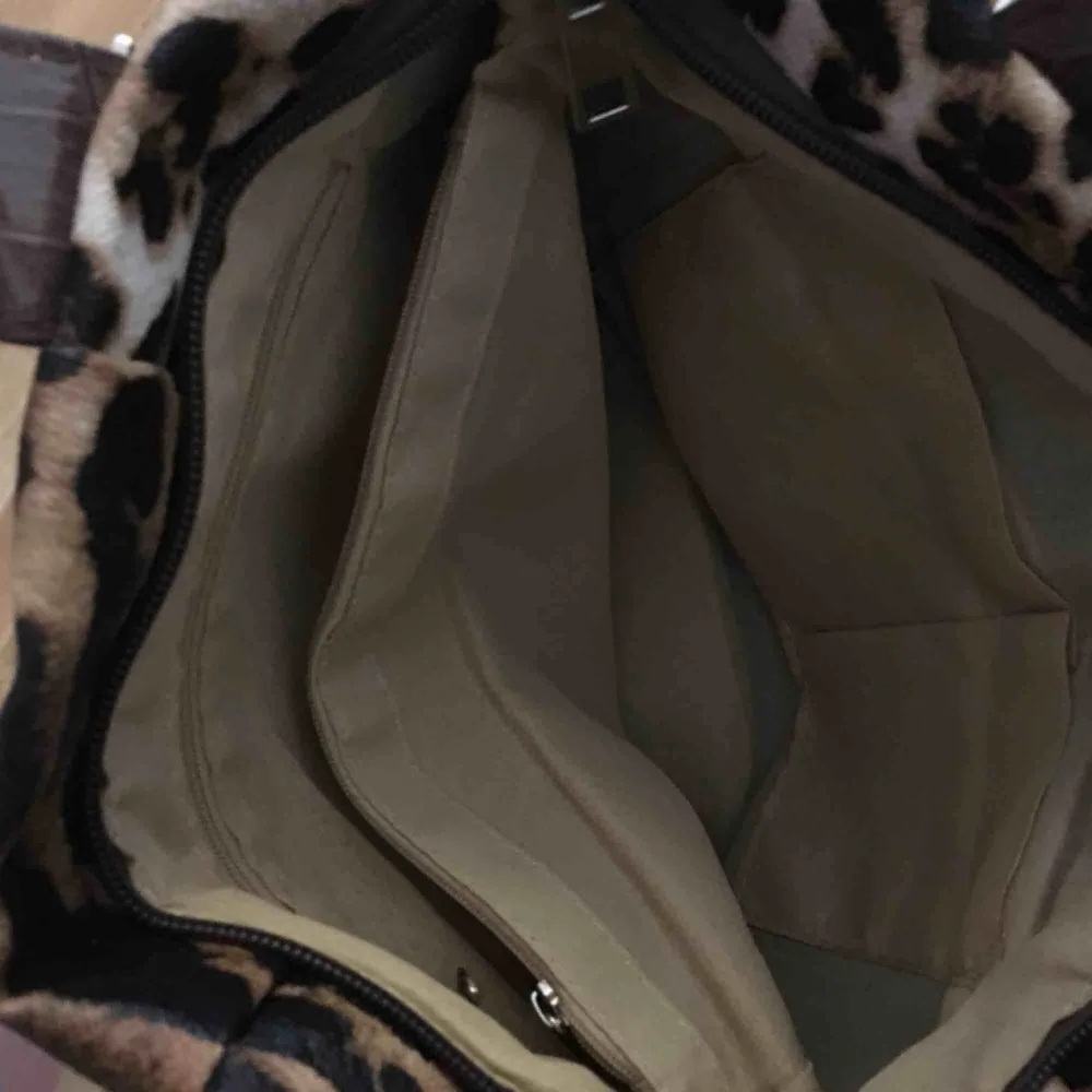 Skitcool leopardväska från humana. Har både avtagbara axelband och vanliga handtag. Lite olika fack inuti. PRISET KAN DISKUTERAS och köparen står för frakten! ⭐️. Väskor.