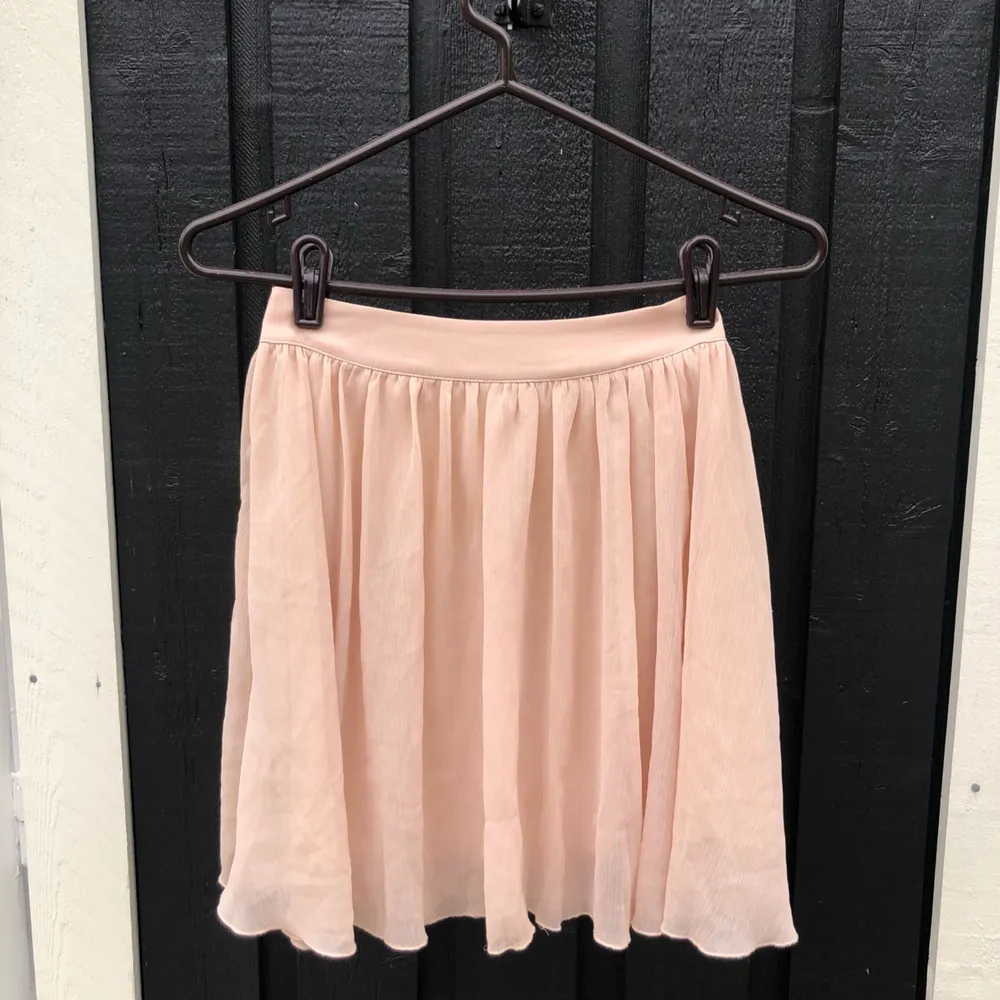 Jättesöt somrig kjol från Laredoute. Sparsamt använd och i fint skick. Postas mot frakt - kan samfrakta upp till 1 kg för 63 kr spårbart 🌸. Kjolar.