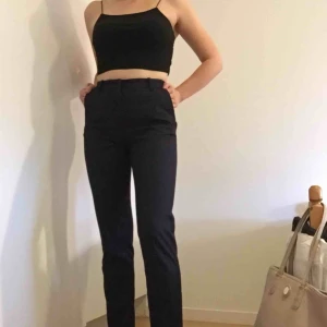  - Helt nya byxor i storlek 32, sitter dock som en 34. De är i en navy, nästan svart färg med små diskreta prickar som endast är synliga nära inpå plagget. 