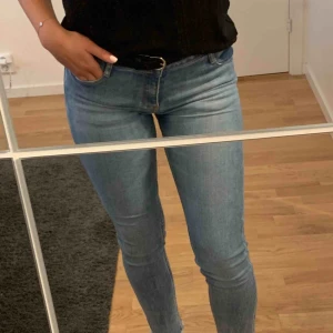  - Super snygga och stretchiga jeans från Levis, super fint skick, använda fåtal gånger. Storlek 14år men passar perfekt på mig som är en XS, jag är 160cm lång:) jeansen har mörkare detaljer på en av de främre fickorna och en av de bakre