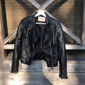 Skinnjacka  - Köpt på chiquelles hemsida för 699kr, nästan helt oanvänd! Storlek 38 men liten i storleken💗 