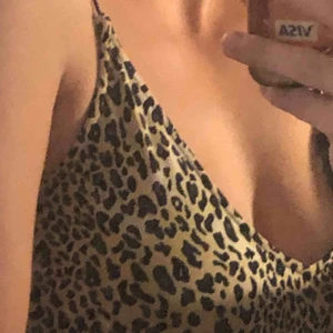  - Snyggt linne från H&M med leopardmönster, den har även tunna band. Funkar såå bra som festtopp men är samtidigt jätteskön!! 💖 köparen står för frakt