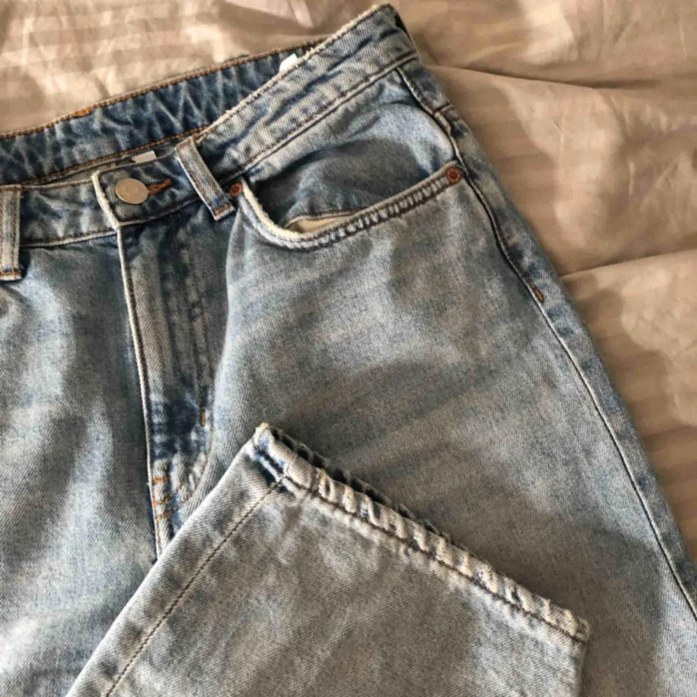 Sparsamt använda weekday jeans i modellen voyage som jag säljer då dem aldrig används. Mid waist och straight leg! Köparen står för frakt:). Jeans & Byxor.