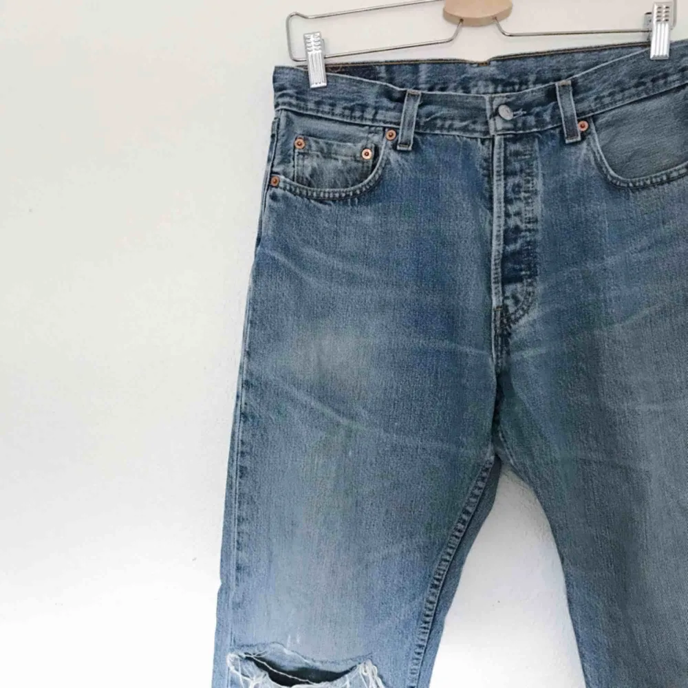 Supersnygga Levis-jeans som tyvärr är för stora för mig. Hög midja och raka ben lite bootcut modell. W32 L32. Snygg slitning på ena benet. 200+frakt. Jeans & Byxor.