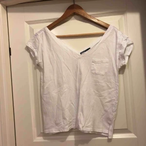  - V-ringad vit t-shirt från Svea. Storlek S i normalt begagnat skick, lite nopprig.