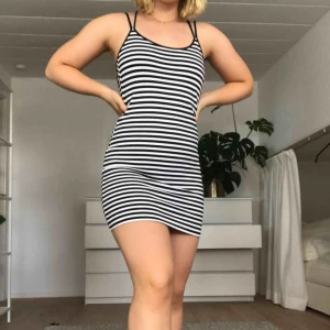  - Randig miniklänning med öppen rygg