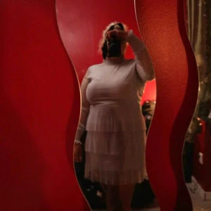  - En superduper fin blå spetsklänning! Endast använd en gång, bra skick! Passar perfekt till bröllop. Köparen står för frakt 