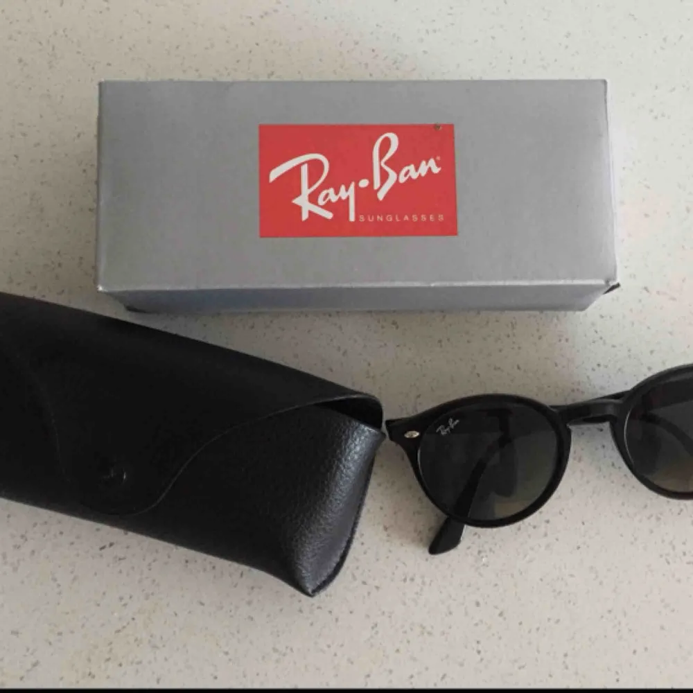 Äkta Ray-Ban solglasögon i modell RB2180, svarta med mörkt glas. Ord pris 1140 (Rayban). Knappt använda och i perfekt skick.. Accessoarer.