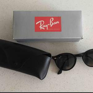Äkta Ray-Ban solglasögon i modell RB2180, svarta med mörkt glas. Ord pris 1140 (Rayban). Knappt använda och i perfekt skick.