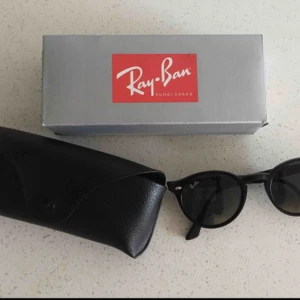  - Äkta Ray-Ban solglasögon i modell RB2180, svarta med mörkt glas. Ord pris 1140 (Rayban). Knappt använda och i perfekt skick.