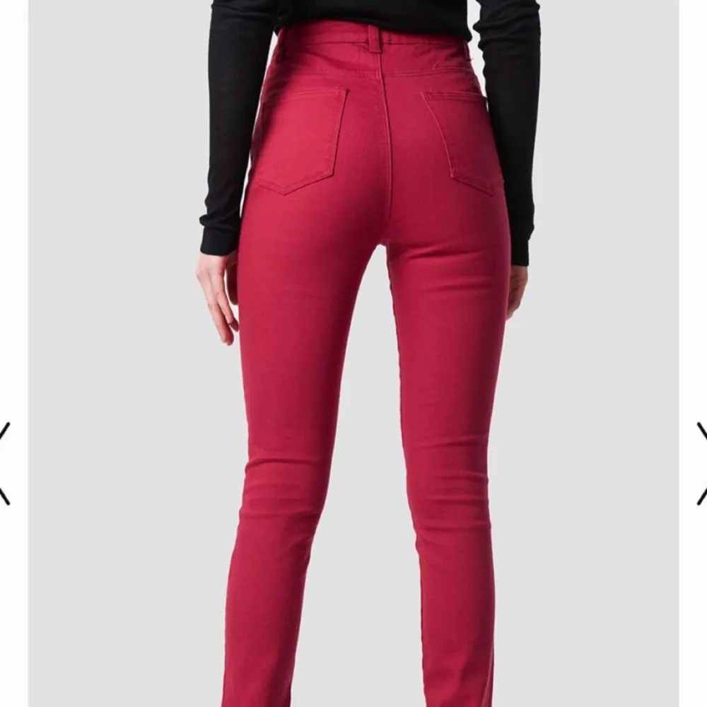Röda snygga jeans från Nakd. Säljer pga för små och jag är vanligtvis en 38 i jeans. Köpare står för frakt. Jeans & Byxor.