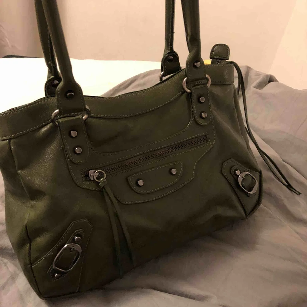 patent leather green chelsa bag . Väskor.