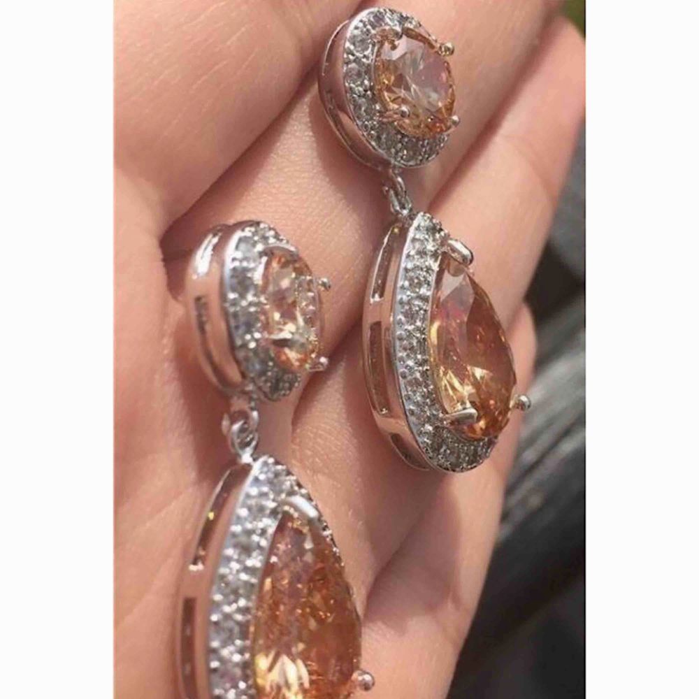 Säljer nu dessa helt nya eleganta örhängena. Orange med klara stenar runt om i cubic zirkonia Längd: 3,6 x 1,5 cm Originalpris : säljes för ca 299-499:- beroende på vilken bröllops och festklänningsbutik man väljer.. Accessoarer.