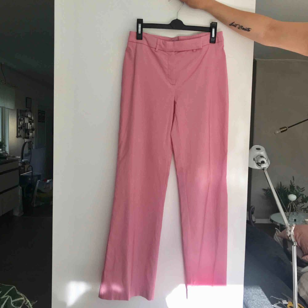 Söta små rosa byxor med en liten kick flare 🌸 De är väldigt små i storleken och jag skulle säga att de skulle passa en XS/S bäst! 60kr + frakt. Jeans & Byxor.