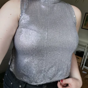  - Glittrig croptop med polokrage ❤️