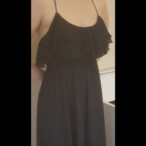  - Svart snygg lång HM-klänning.