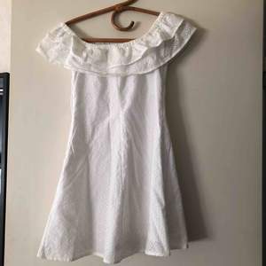 Skit fin vit klänning!! 💓 s: 38 Säljer den pga den är för liten för mig, använd 1 gång.