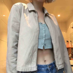  - Beige jacka i bra skick! Superfin!  Frakt 65:-tillkommer eller möts i sthlm