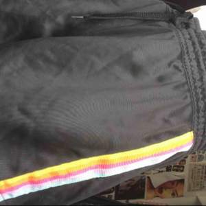 Svarta mjukis shorts med regnbågsmönster på sidan, använd CA 2 gånger och köpt för 50kr