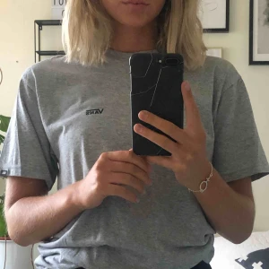  - Snygg och stilren T-shirt från vans. Använd 1 gång. Köpare står för frakt! 