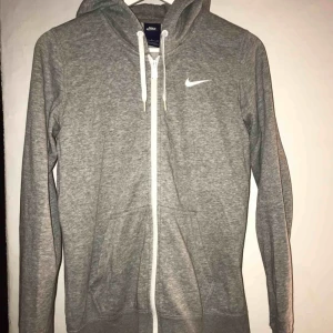 - Grå Nike hoodie med dragkedja, sparsamt använt 