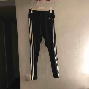  - Svarta tights från Adidas. Använda kanske 2 gånger. Lappen bortklippt direkt pga skav men slutades använda pga förstora. 