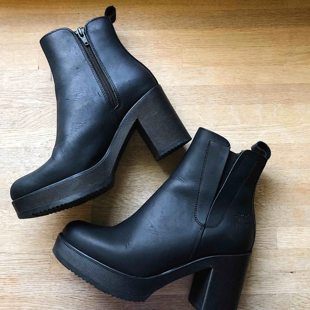 Snygga skor till höst/vinter från Urban Project. Använda ca 3 gånger och otroligt sköna att gå i. Inköpspris 1800:- . Skor.