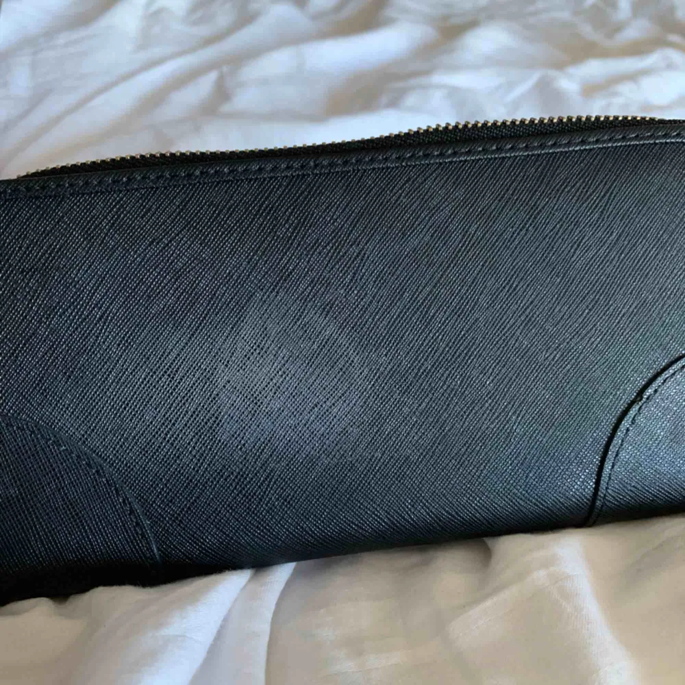 Äkta Juicy couture plånbok köpt i NYC. Fins skick, knappt använd bara legat i en låda i flera år. Finns en liten fläck på baksidan men den är knappt synlig (finns bild). Orginalpris är 800kr  Priset kan sänkas vid snabb affär. Väskor.
