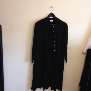 Jätte fin svart Cardigan med knäppning halvvägs. Köpt secondhand  - Jätte fin svart Cardigan med knäppning halvvägs. Köpt secondhand 