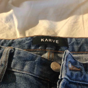  - Lågmidjade momjeans från Karve, mammas begagnade så unika är dom! Säljer pga använder inte lågmidjat💕 Fraktar!