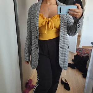  - Rutig kavaj från gina tricot, använt cirka 3 gånger men jätte fint skick 