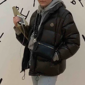  - Fin väska köpt på lindex i jättefint skick! Avtagbar strap med gulddetaljer och 2 fack! Frakt på 20kr tillkommer :) 