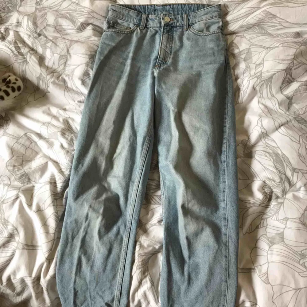 (Taiki) Straight-leg jeans från Monki som inte kommer till användning längre. Nypris: 400kr. Fint skick✨skriv för fler bilder ;) Möts upp i Göteborg eller så får köparen stå för frakten (30kr). Jeans & Byxor.