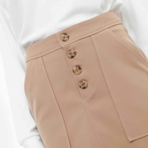  - Superfin beige chiquelle kjol😍 Fråga ifall du har frågor så svarar jag direkt! Du står för fraktkostnad ❤️🥰