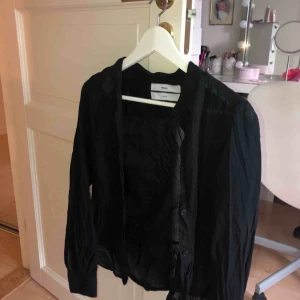  - Jätte skön svart skjorta. 
