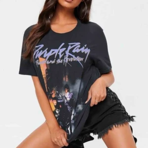  - Säljer min fina Prince t shirt från missguided. Använd en gång, bara inte min stil längre och därför säljer jag den. frakten är inräknat i priset💗