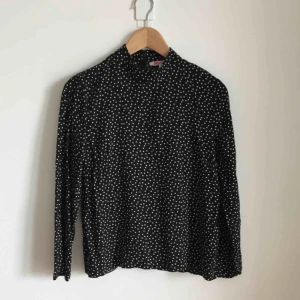  - Mjuk blus från Indiska. Använt skick.  Hämtas i södra Stockholm (Hökarängen) eller på Södermalm.