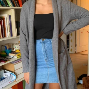  - En superfin kappa till hösten, köptes något år sedan på Weekday men knappt använd. Köparen står för frakten.