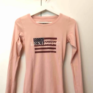  - Säljer denna långärmade, ljusrosa Lexingtontröja med logga. Väldigt mjukt och skön i materialet. 