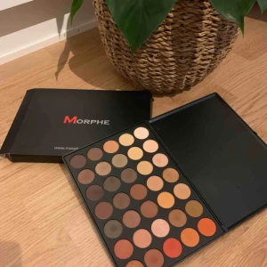  - Morphe 35O paletten! 🌅 Endast testad då jag inte är så intresserad av smink, köpt direkt från Morphes egna hemsida så självklart äkta! 🌾 (BUDGIVNING DÅ OEEHÖRT MÅNGA HAR HÖRT AV SIG OCH ÄR INTRESSERADE!) just nu ligger högsta bud på 200 kr +frakt !