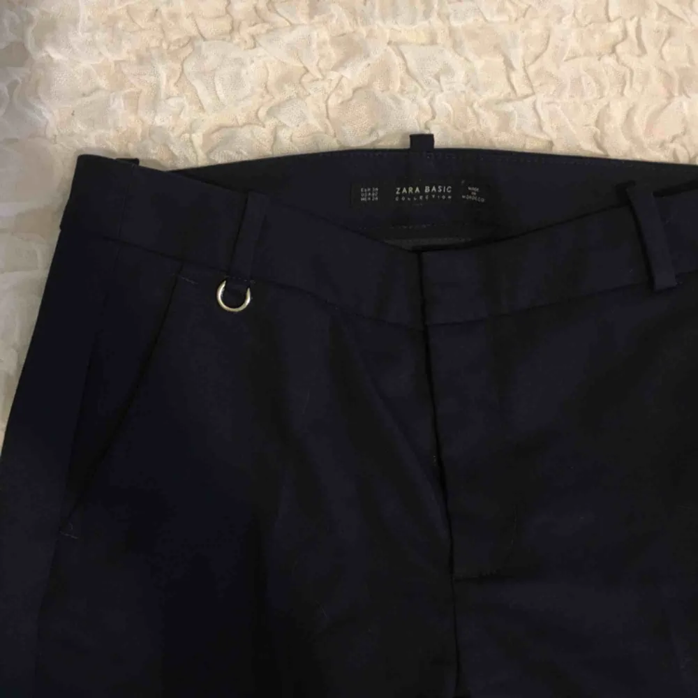 Riktigt snygga marinblå kostymbyxor från Zara💛 säljes endast pga fel storlek, frakt tillkommer💌. Jeans & Byxor.
