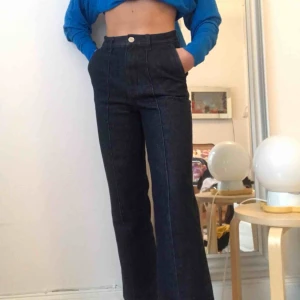  - Knappt använda jeans från & other stories, hög midja