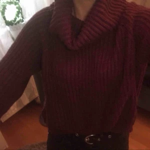  - En jättefin stickad tröja Köparen står för frakt.