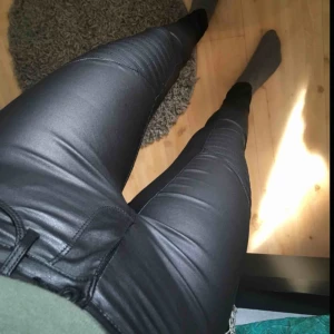  - Helt nya skinimitation byxor XS